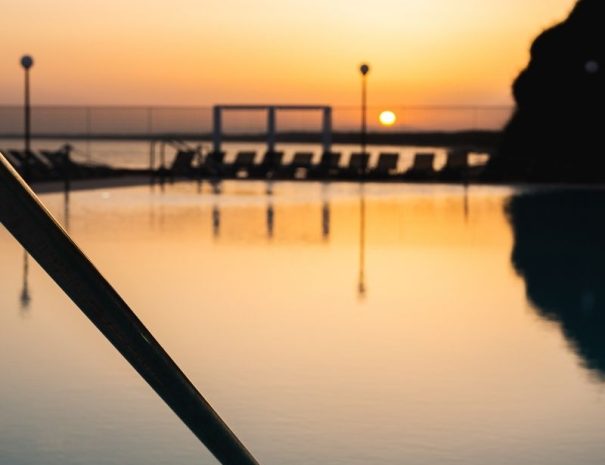 arasolis hotel piscina al tramonto